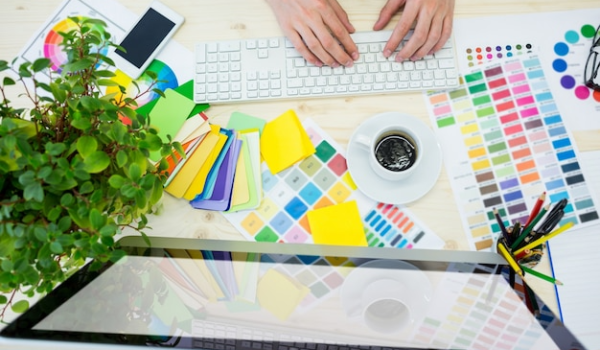 hands-male-graphic-designer-usin